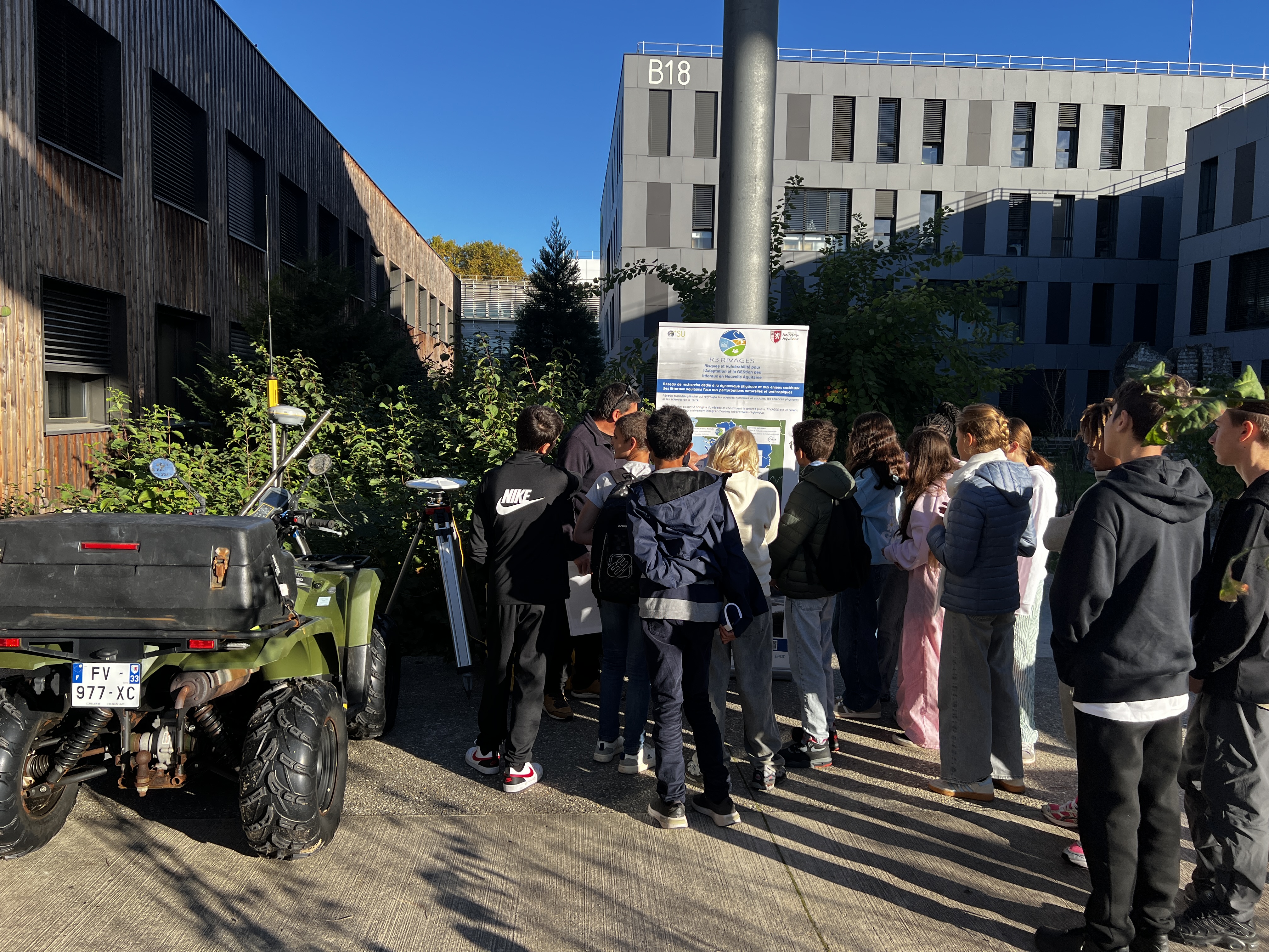 Atelier collégiens présentation de matériel de terrain